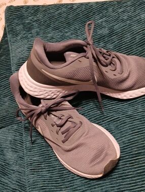 NIKE REVOLUTION----Running Sneakers